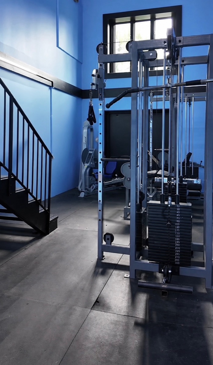 Training equipment and cable machine in the 905PUCK warehouse